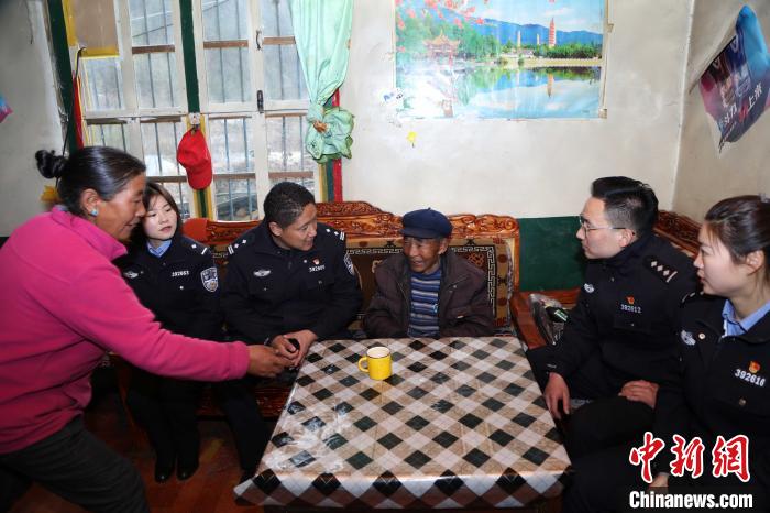 亞東出入境邊防檢查站民警走訪慰問轄區(qū)困難群眾?！堄陱?qiáng) 攝