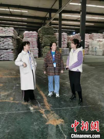 圖為次仁措姆(中)正在開展街道工作。<a target='_blank' ><p  align=