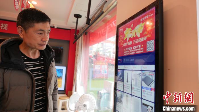 圖為店內(nèi)放置的可在線選購(gòu)商品的觸摸電子展示屏。　謝牧 攝