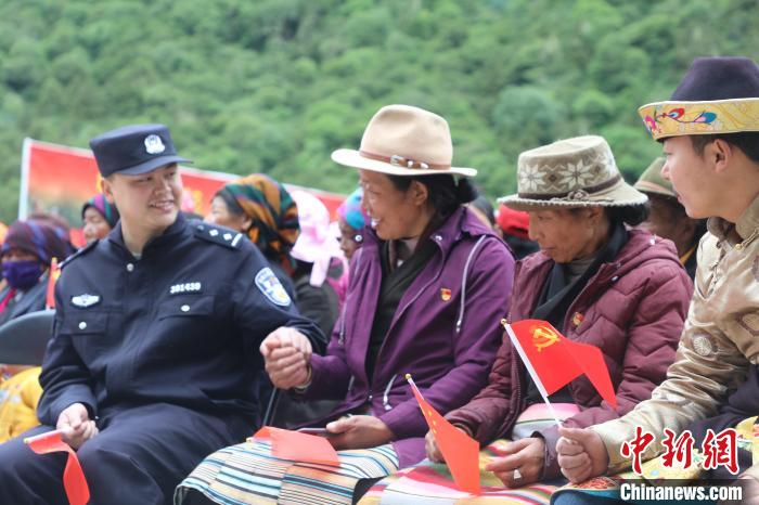 圖為李陽副所長(前排左一)與卓嘎、央宗姐妹共同參加愛國主義教育活動?！〉录?攝