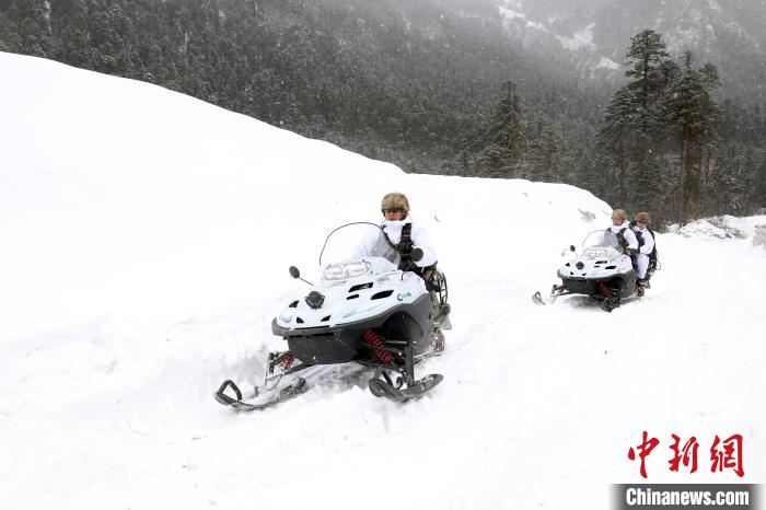 圖為雪地摩托車開路?！⊙鸩?攝