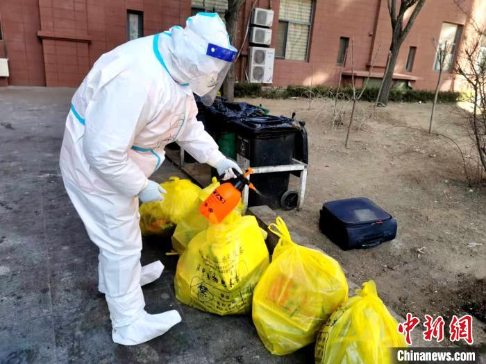 給垃圾做消殺?！¤F西區(qū)委宣傳部 攝