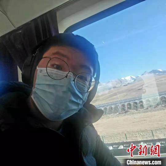 1月8日在西藏那曲開往拉薩火車上?！∈茉L者供圖 攝