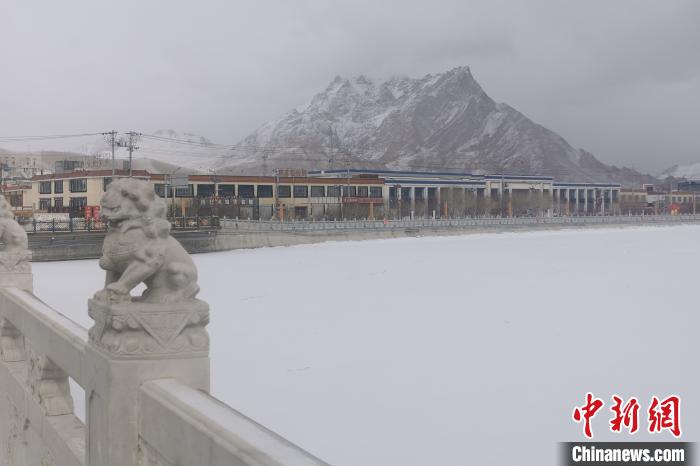 圖為2月5日傍晚時(shí)分的西藏阿里獅泉河鎮(zhèn)雪景?！⊥跏啦?攝