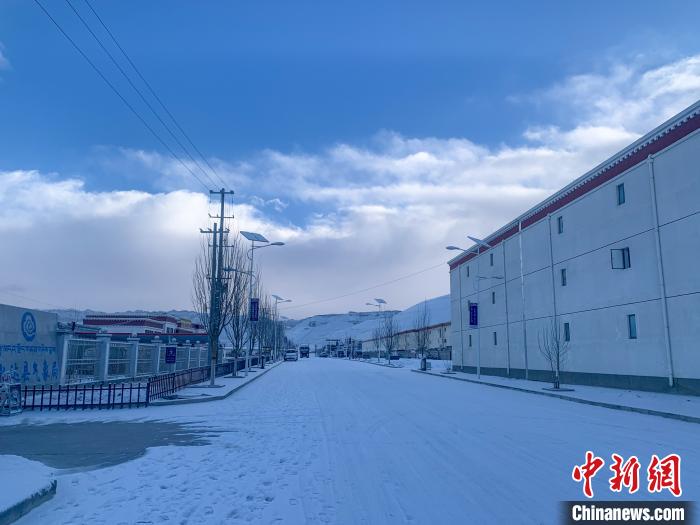 圖為西藏札達(dá)縣街道被積雪覆蓋。　強(qiáng)久 攝