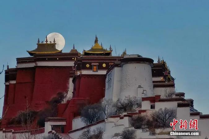 圖為一輪明月從布達(dá)拉宮上空緩緩升起。馬謙 攝