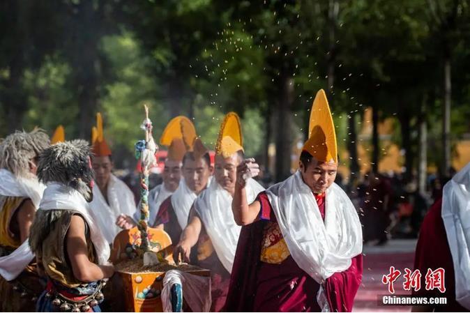 資料圖：扎什倫布寺跳神活動(dòng)結(jié)束后，僧眾依次拋撒“切瑪”盒中的青稞祈福。<a target='_blank' ><p  align=