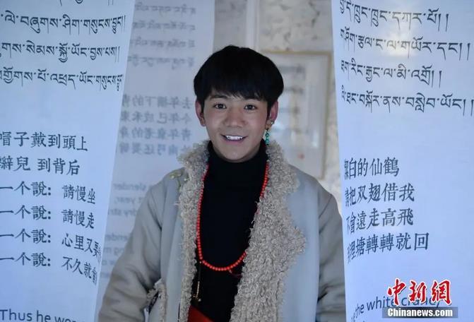 圖為丁真在理塘勒通古鎮(zhèn)倉央嘉措微型博物館里留影。<a target='_blank' ><p  align=