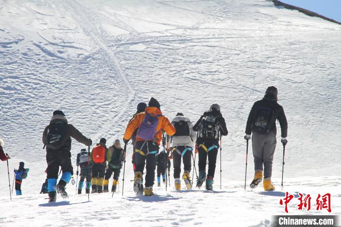 圖為2019年，普通民眾在洛堆峰體驗登雪山活動。資料圖 趙朗 攝