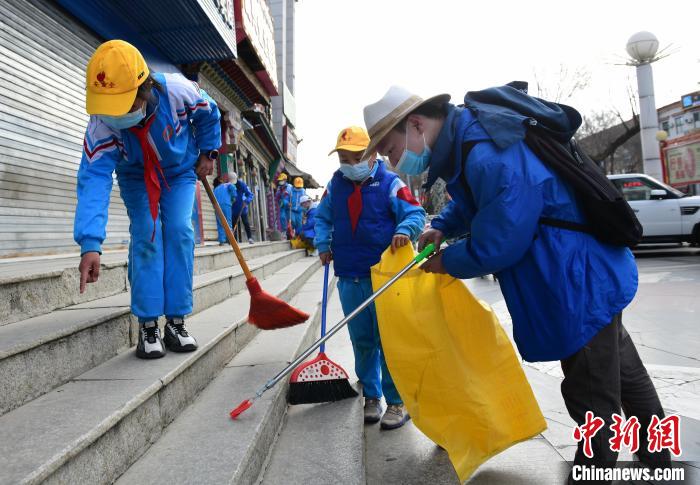 圖為拉薩市小學(xué)生打掃街道。　貢嘎來(lái)松 攝