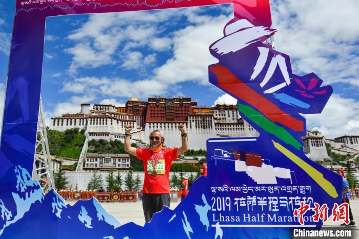 資料圖為2019年8月18日，拉薩舉行半程馬拉松賽?！〗w波 攝