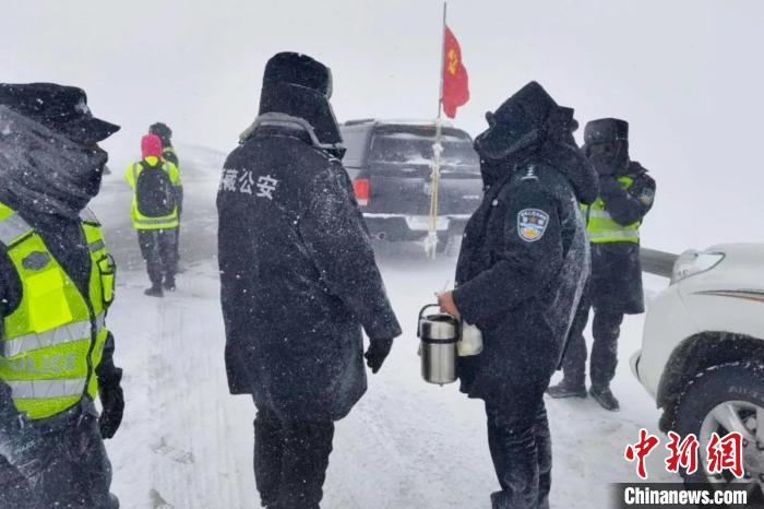 強降雪后，西藏安多縣警方在國道109線唐古拉山段開展除雪保通工作。　安多縣公安局 供圖 攝