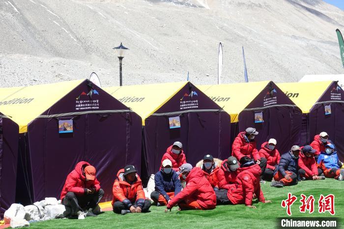 5月9日，登山隊(duì)員在珠峰北坡登山大本營歇息?！∪轿木?攝