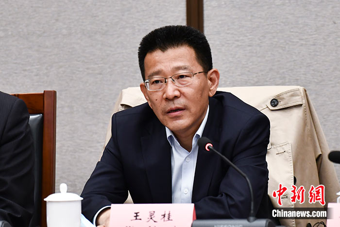 5月16日，由中國(guó)社會(huì)科學(xué)院西藏智庫(kù)、中國(guó)社會(huì)科學(xué)院民族學(xué)與人類學(xué)研究所主辦的第五屆西藏智庫(kù)國(guó)際論壇在北京舉行。中國(guó)社會(huì)科學(xué)院副院長(zhǎng)王靈桂在致辭中表示，今年是西藏和平解放70周年，西藏人民團(tuán)結(jié)奮斗，把貧窮落后的舊西藏建設(shè)成經(jīng)濟(jì)發(fā)展、文化繁榮、社會(huì)進(jìn)步、環(huán)境良好、生活幸福的社會(huì)主義新西藏，西藏歷史上第一次徹底消滅了絕對(duì)貧困，同全國(guó)人民一起，西藏各族人民已經(jīng)走進(jìn)全面建成小康社會(huì)的新時(shí)代，進(jìn)入歷史發(fā)展的新坐標(biāo)。 <a target='_blank' ><p  align=
