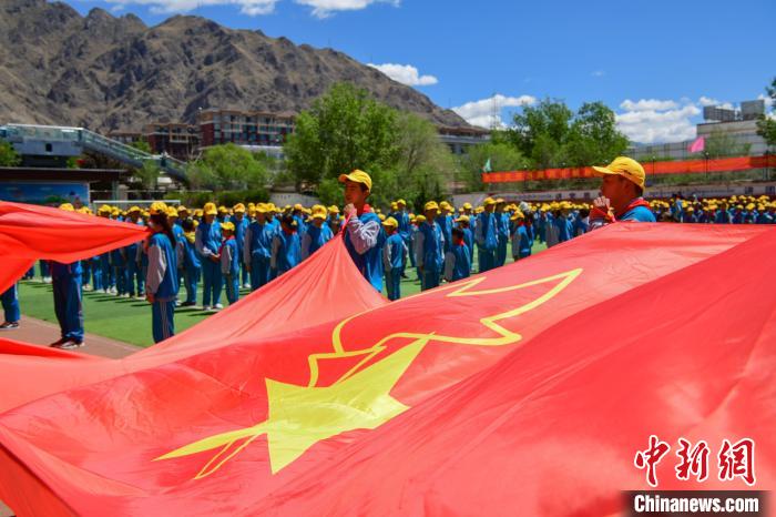 圖為拉薩市堆龍德慶區(qū)堆龍姜昆黃小勇希望小學(xué)學(xué)生在操場(chǎng)入隊(duì)儀式?！∝暩聛?lái)松 攝