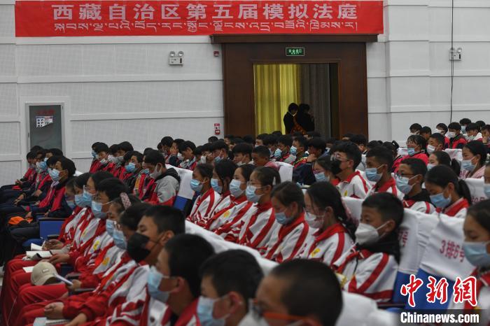 圖為西藏自治區(qū)第五屆模擬法庭現(xiàn)場(chǎng)?！∝暩聛?lái)松 攝