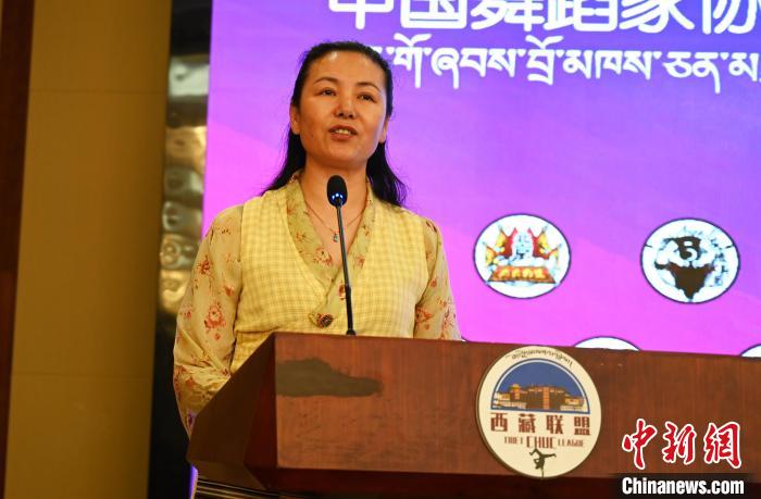圖為西藏自治區(qū)舞蹈家協(xié)會主席達娃拉姆致辭?！≮w朗 攝