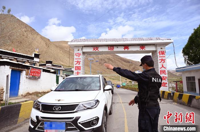圖為移民管理警察示意司機(jī)停車接受檢查?！≮w朗 攝