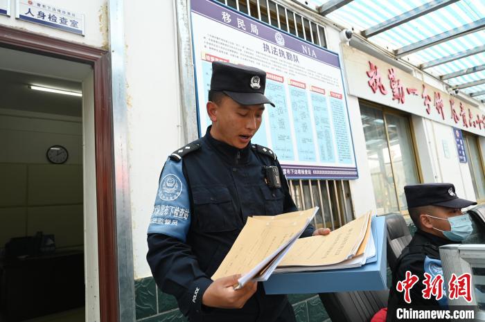 圖為洛桑朗嘎向記者展示卷宗?！≮w朗 攝