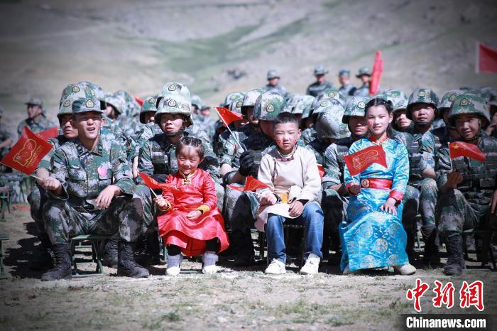 圖為駐地小朋友參加此次活動(dòng)?！?普布扎西 攝