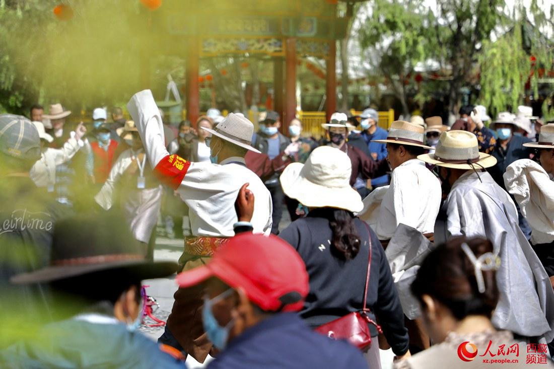 拉薩市民在宗角祿康公園跳鍋莊舞。人民網(wǎng) 次仁羅布攝