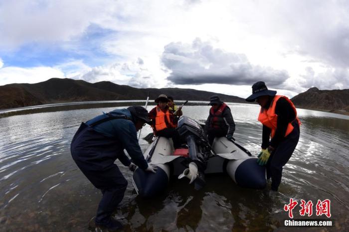 圖為科考隊員準備乘快艇前往浪錯湖中心開展科考作業(yè)。 <a target='_blank' ><p  align=