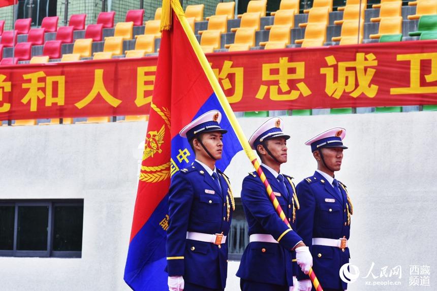 迎國(guó)家綜合性消防救援隊(duì)伍隊(duì)旗。人民網(wǎng) 李海霞 攝