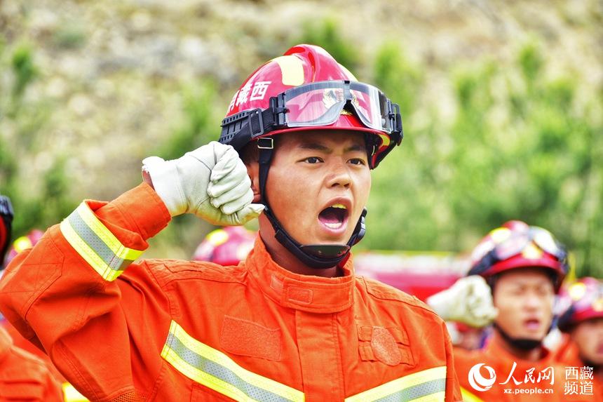 消防指戰(zhàn)員重溫入隊(duì)誓詞。人民網(wǎng) 李海霞 攝