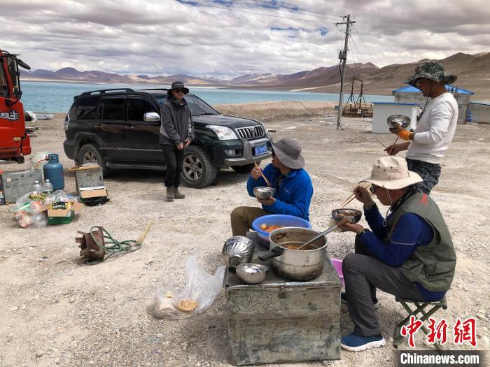 在“世界屋脊”上作業(yè)，中國科考隊員衣、食、住、行有何特色？
