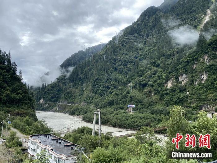險(xiǎn)山急流中的兩座橋。彭寧鈴 攝