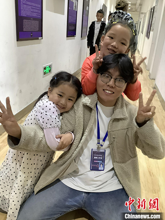 “Z世代”旦真旺加認(rèn)為，拉薩是一座開放與包容的城市，記憶中的拉薩是彩色的。2021年，旦真旺加從浙江大學(xué)漢語言文學(xué)專業(yè)畢業(yè)后，他選擇回到拉薩，成為一名漢語文實習(xí)助教。圖為8月4日，旦真旺加在課間陪學(xué)生玩耍。 <a target='_blank' ><p  align=