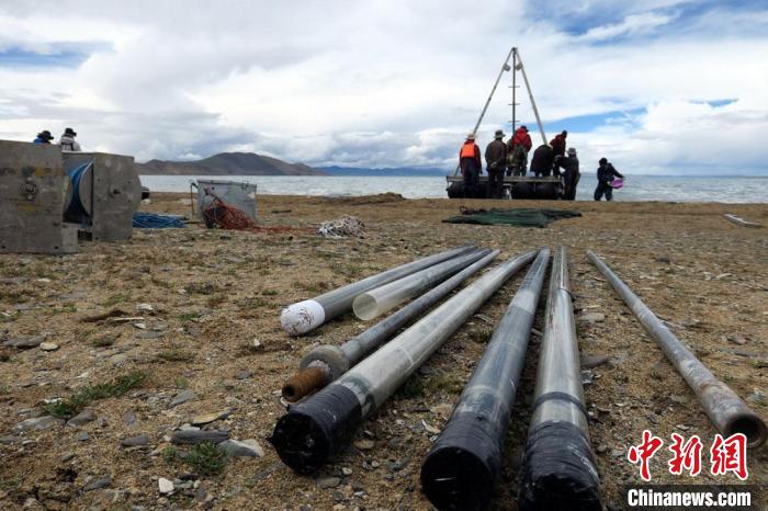 科考隊員從巴木錯采集的科研樣品?！?lt;a target='_blank' ><p  align=