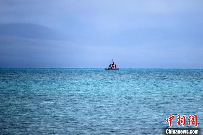 從岸邊營地以長焦鏡頭遠眺，科考隊員在巴木錯作業(yè)?！?lt;a target='_blank' ><p  align=