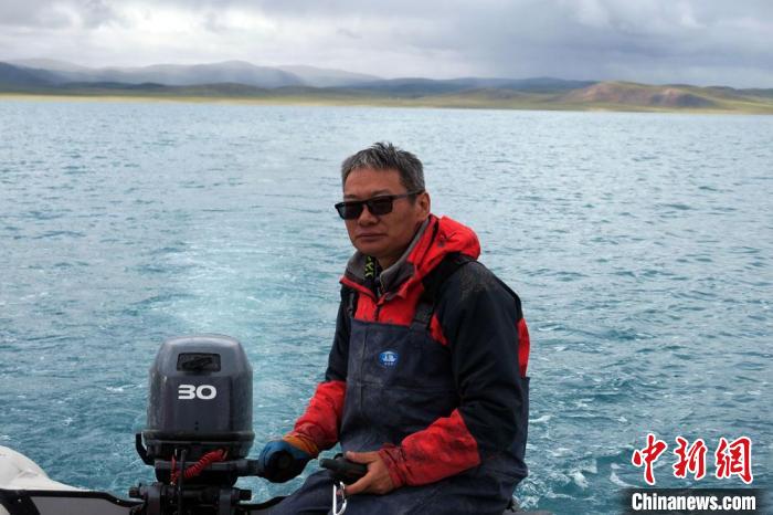 本次科考領隊、中科院青藏高原所侯居峙研究員駕駛充氣快艇。　<a target='_blank' ><p  align=