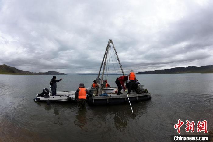 科考隊員向巴木錯湖心進發(fā)。　<a target='_blank' ><p  align=