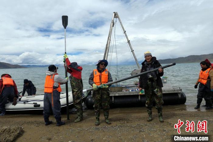 科考隊員從巴木錯采樣歸來?！?lt;a target='_blank' ><p  align=