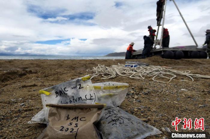 科考隊員從巴木錯采集的科研樣品?！?lt;a target='_blank' ><p  align=