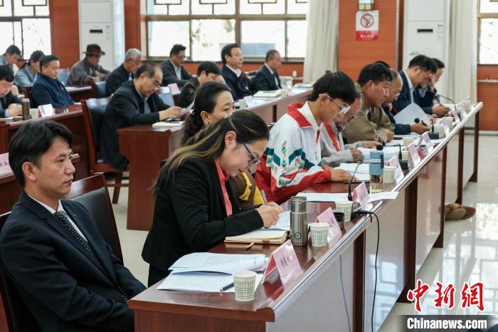 圖為8月10日座談會(huì)現(xiàn)場(chǎng)，左一為歸國定居藏胞晉美次旦?！〗w波 攝