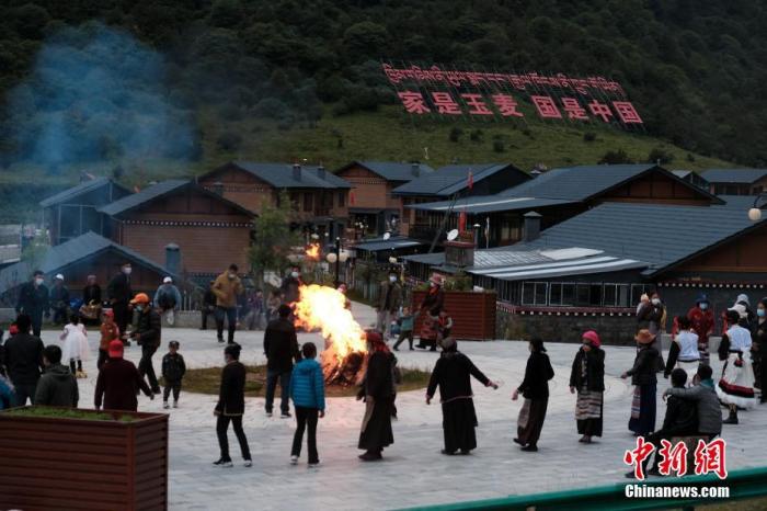 圖為8月5日，玉麥鄉(xiāng)民眾在鄉(xiāng)里跳鍋莊舞，從前的“三人鄉(xiāng)”熱鬧起來了。 <a target='_blank' ></p><p  align=