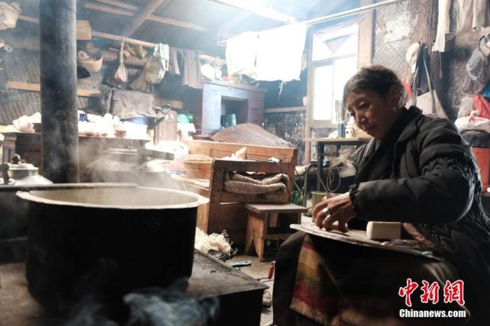 圖為8月6日，60歲的卓嘎在玉麥鄉(xiāng)牧場放牧點(diǎn)制作奶渣。 <a target='_blank' ></p><p  align=