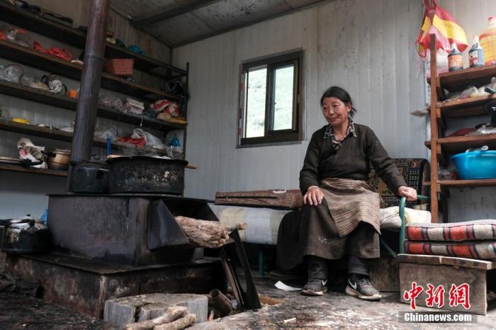 圖為8月6日，“玉麥姐妹”央宗在自家牧場放牧點(diǎn)的小屋里，她傳承了父親的生活習(xí)慣，喜歡待在牧場。 <a target='_blank' ></p><p  align=