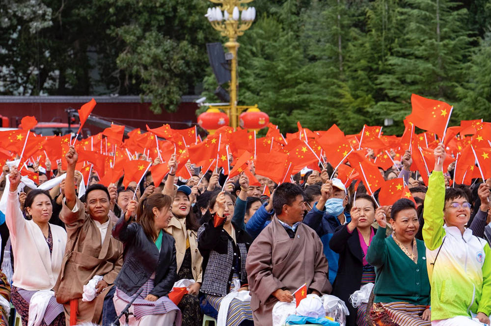 8月19日10時(shí)，慶祝西藏和平解放70周年大會(huì)在拉薩市布達(dá)拉宮廣場隆重舉行。徐馭堯 攝