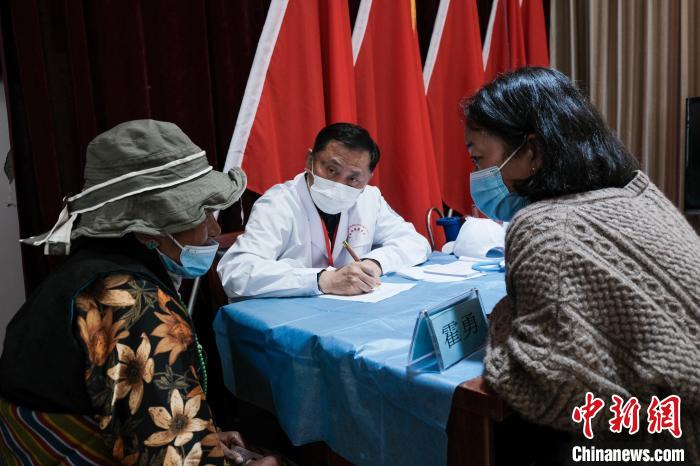 北京大學(xué)第一醫(yī)院教授、主任醫(yī)師霍勇在義診現(xiàn)場(chǎng)接診?！〗w波 攝