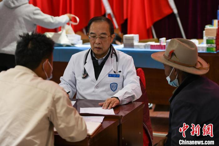 北京大學(xué)人民醫(yī)院心臟中心副主任、博士生導(dǎo)師王偉民為農(nóng)牧民問(wèn)診?！〗w波 攝