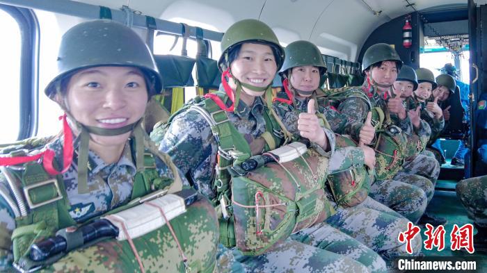 圖為女兵們?cè)谥鄙龣C(jī)上準(zhǔn)備跳傘?！⊥跏鰱| 攝