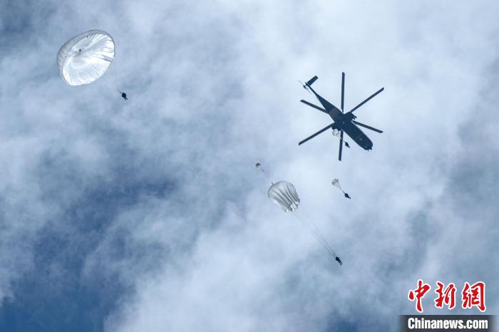 圖為傘降女兵在空中開(kāi)傘?！⊥跏鰱| 攝