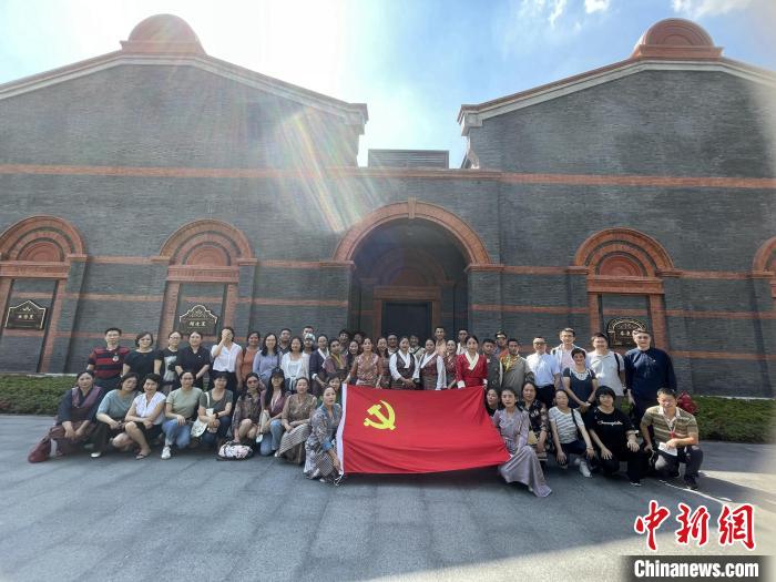 參觀中共一大、二大會址，學員們回顧了中國共產(chǎn)黨百年大黨的革命歷程。　華東師大供圖