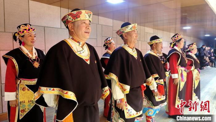 圖為西藏老年舞蹈隊(duì)在后臺(tái)準(zhǔn)備上場(chǎng)。　貢桑拉姆 攝