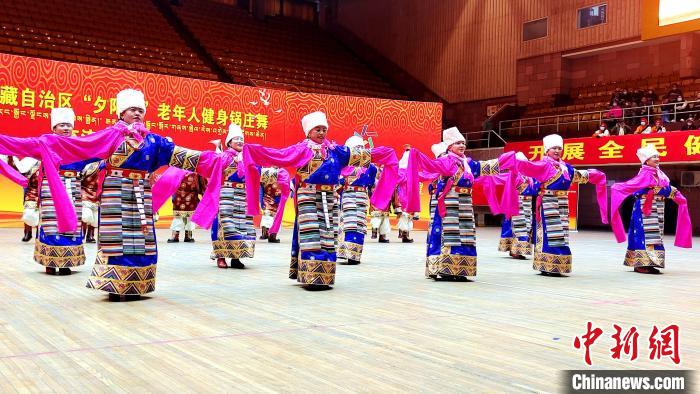 圖為西藏老年舞蹈隊(duì)伍齊跳傳統(tǒng)鍋莊舞?！∝暽＠?攝