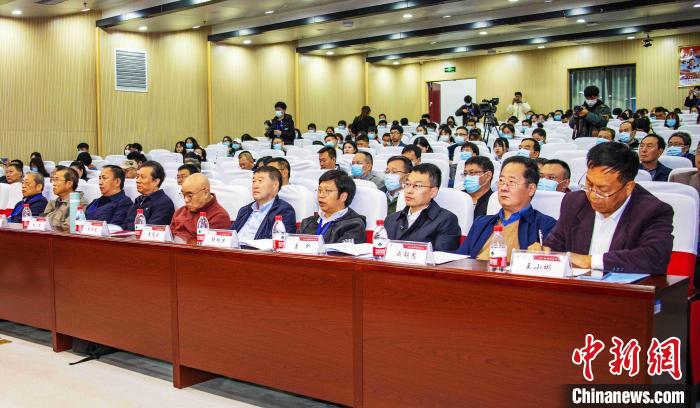 圖為與會(huì)專家學(xué)者聽會(huì)?！钪覍?攝